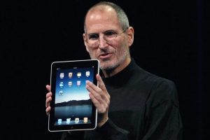 Steve Jobs presentando el primer iPad